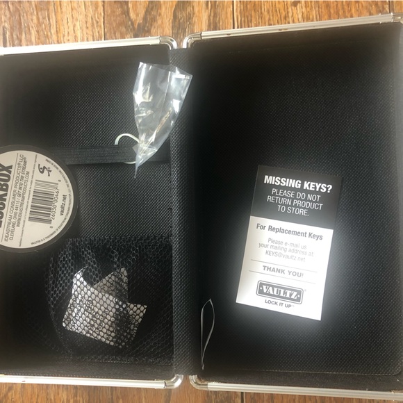 Vaultz key lock box - Picture 3 of 3